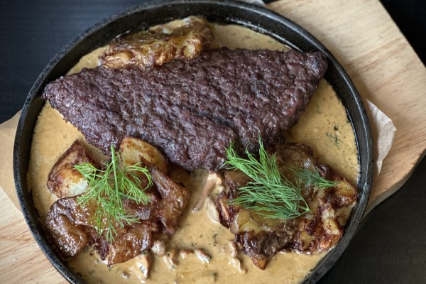 Котлета из мяса оленя, фаршированная грибами, с ленивыми драниками