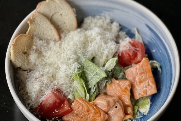 Салат цезарь с лососем-гриль