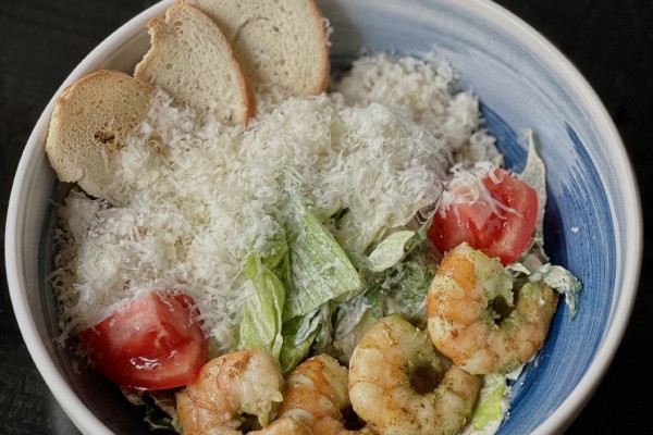 Салат цезарь с королевскими креветками